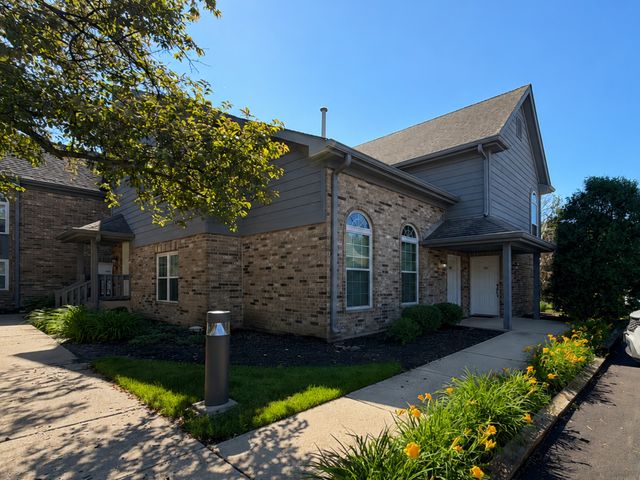 35 Foxcroft Road 107, Naperville, IL 60565