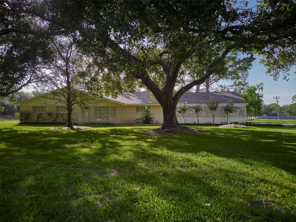 902 Clover Ridge Avenue, Friendswood, TX 77546