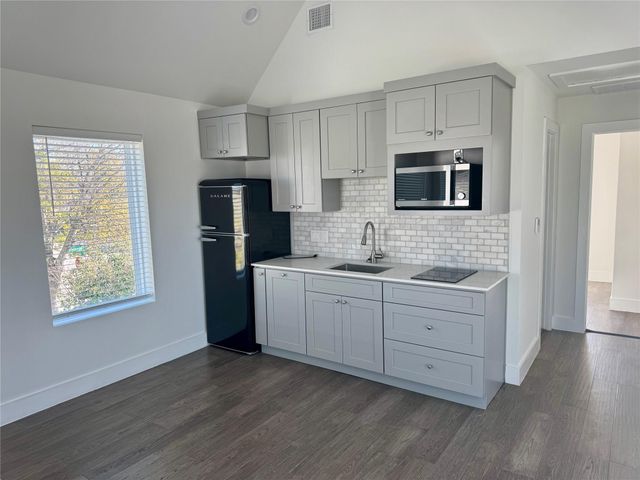 1916 Webberville RD C, Austin, TX 78721