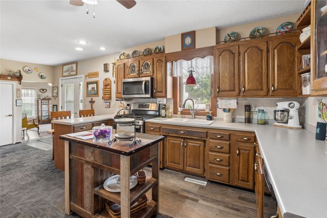 611 N 3rd Avenue E, Newton, IA 50208
