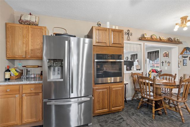 611 N 3rd Avenue E, Newton, IA 50208