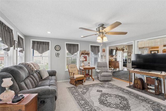 611 N 3rd Avenue E, Newton, IA 50208