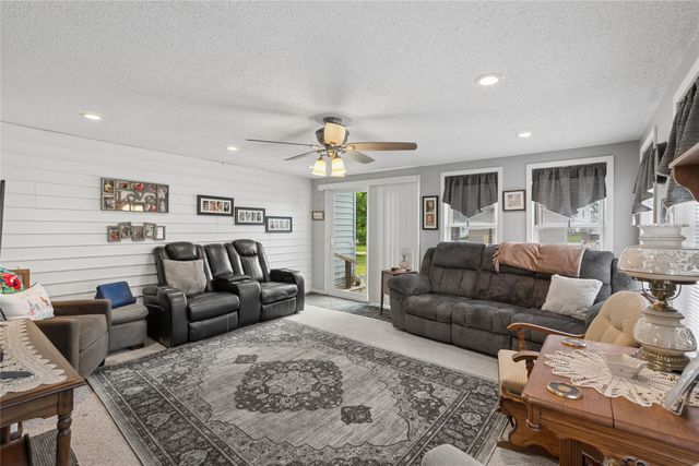 611 N 3rd Avenue E, Newton, IA 50208
