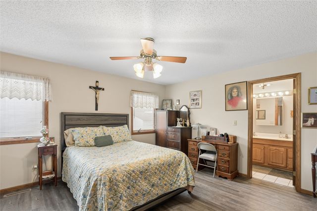 611 N 3rd Avenue E, Newton, IA 50208