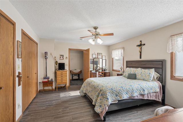 611 N 3rd Avenue E, Newton, IA 50208
