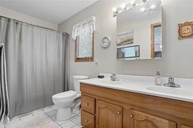 611 N 3rd Avenue E, Newton, IA 50208