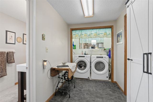 611 N 3rd Avenue E, Newton, IA 50208