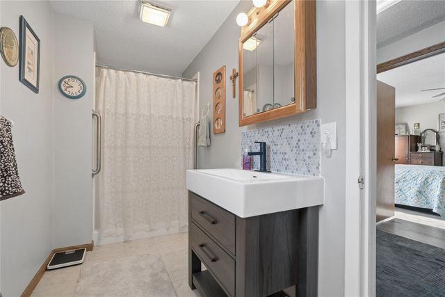 611 N 3rd Avenue E, Newton, IA 50208