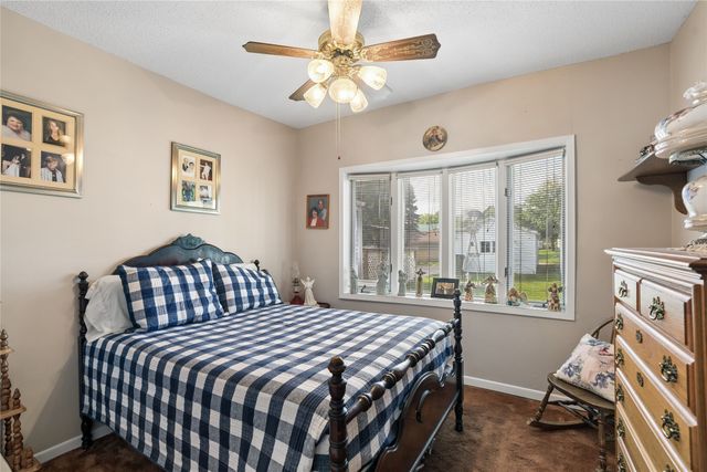 611 N 3rd Avenue E, Newton, IA 50208
