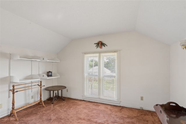 611 N 3rd Avenue E, Newton, IA 50208