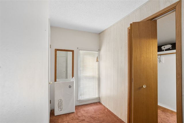 611 N 3rd Avenue E, Newton, IA 50208