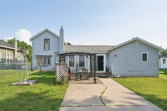 611 N 3rd Avenue E, Newton, IA 50208