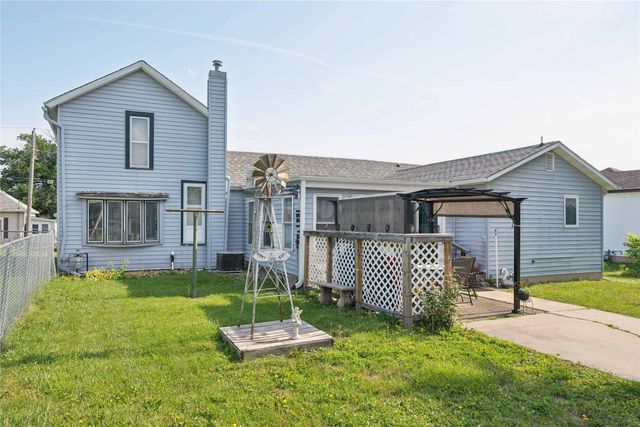 611 N 3rd Avenue E, Newton, IA 50208