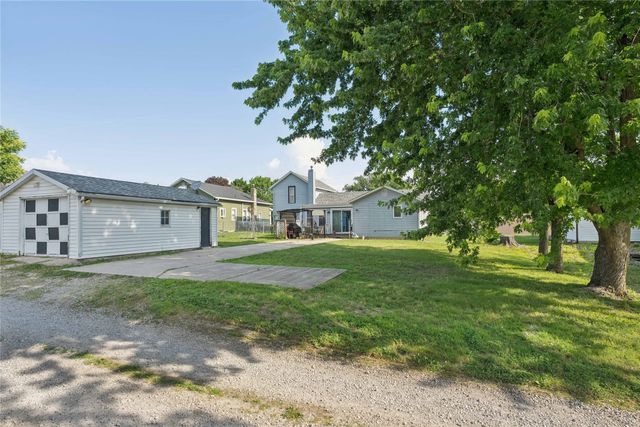 611 N 3rd Avenue E, Newton, IA 50208