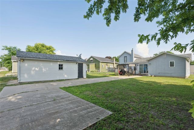 611 N 3rd Avenue E, Newton, IA 50208