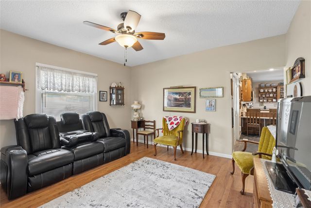 611 N 3rd Avenue E, Newton, IA 50208