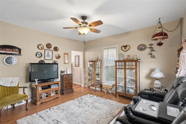 611 N 3rd Avenue E, Newton, IA 50208