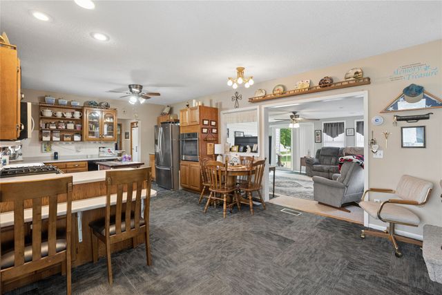 611 N 3rd Avenue E, Newton, IA 50208