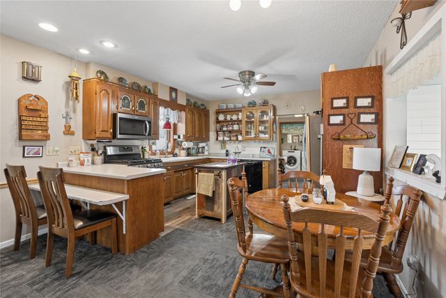 611 N 3rd Avenue E, Newton, IA 50208