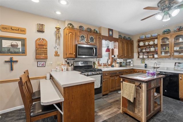 611 N 3rd Avenue E, Newton, IA 50208
