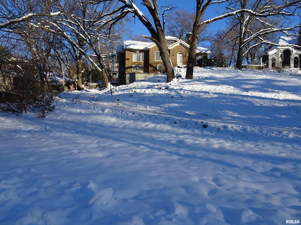 1515 JERSEY RIDGE Road, Davenport, IA 52803