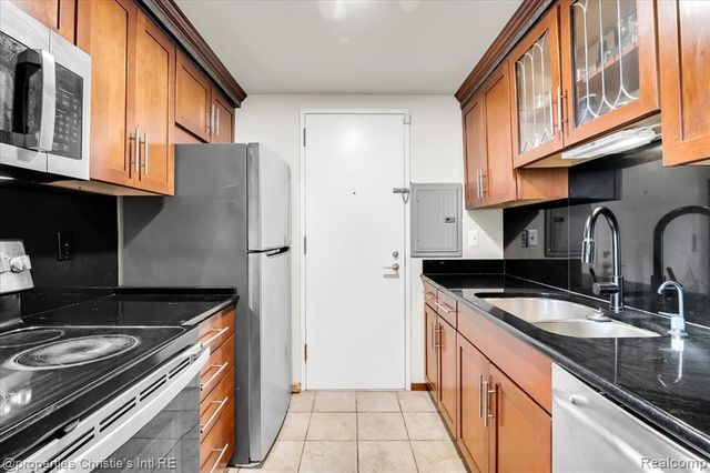 8200 E Jefferson Avenue, Detroit, MI 48214
