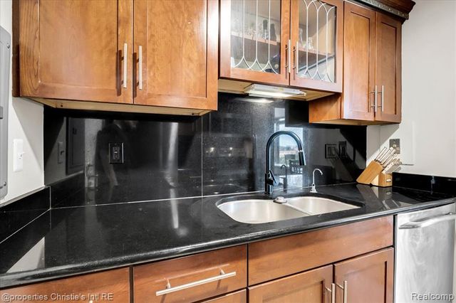 8200 E Jefferson Avenue, Detroit, MI 48214