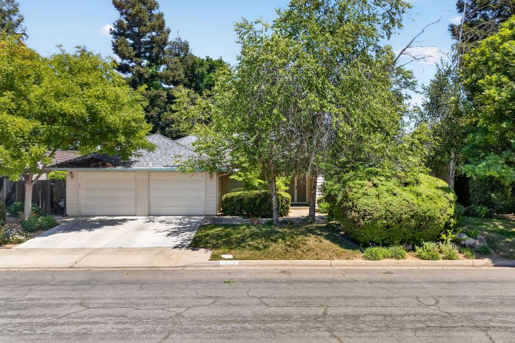 7188 N Geraldine Avenue, Fresno, CA 93711
