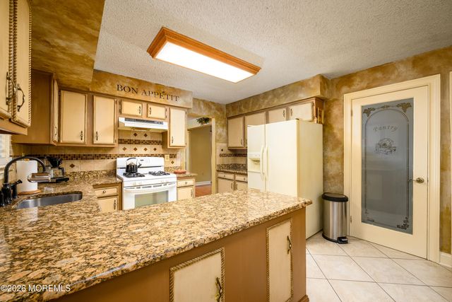 4 Boston Court, Howell, NJ 07731