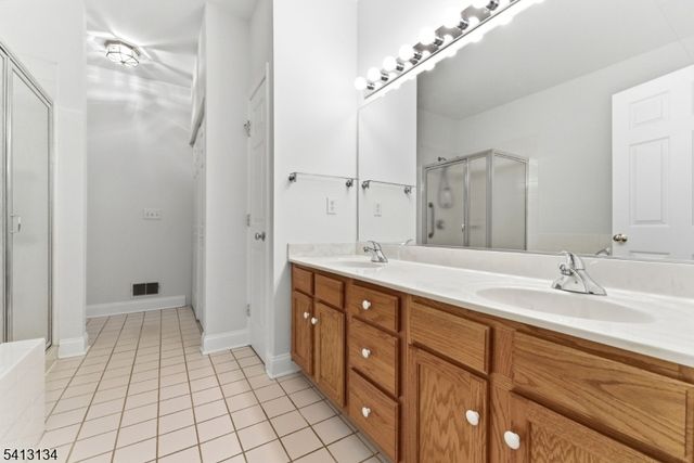 1331 Eagles Nest Ct, Lopatcong Twp., NJ 08886