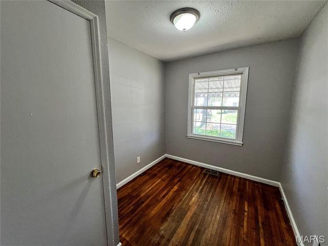 10425 Presley Drive, St Louis, MO 63137