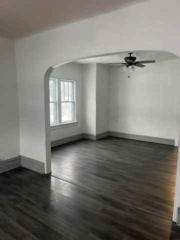 2421 E 4TH Street, Waterloo, IA 50703