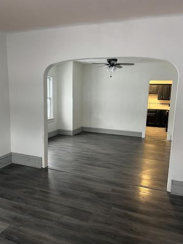 2421 E 4TH Street, Waterloo, IA 50703