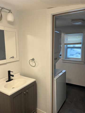 2421 E 4TH Street, Waterloo, IA 50703