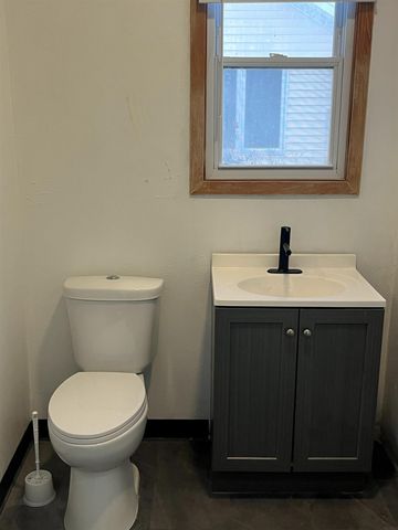 2421 E 4TH Street, Waterloo, IA 50703