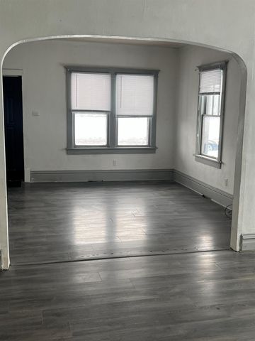 2421 E 4TH Street, Waterloo, IA 50703