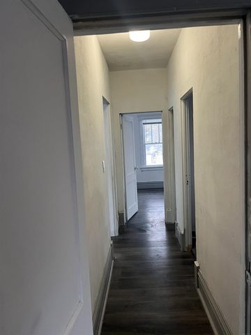 2421 E 4TH Street, Waterloo, IA 50703