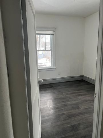 2421 E 4TH Street, Waterloo, IA 50703