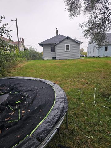 2421 E 4TH Street, Waterloo, IA 50703