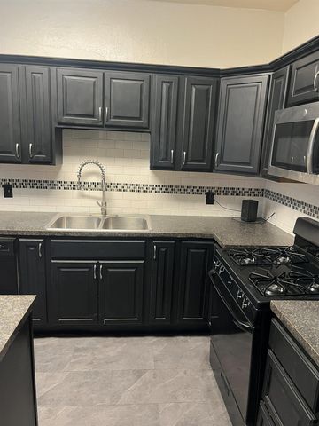 2421 E 4TH Street, Waterloo, IA 50703