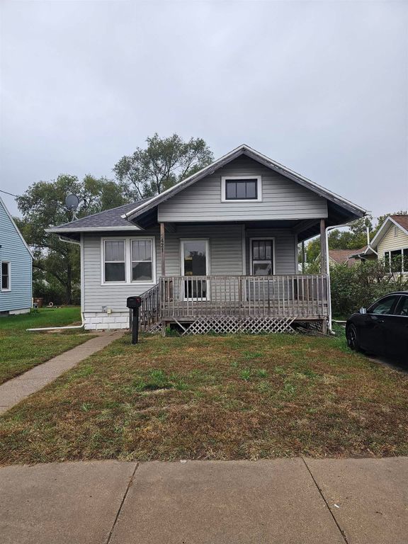 2421 E 4TH Street, Waterloo, IA 50703