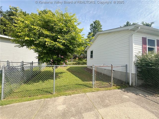 10 CORDOBA Drive, Hurricane, WV 25526