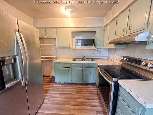 10 CORDOBA Drive, Hurricane, WV 25526