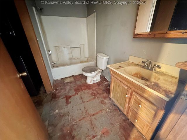 10 CORDOBA Drive, Hurricane, WV 25526