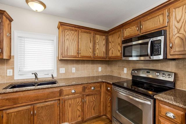 11212 N Summit Street, Kansas City, MO 64155