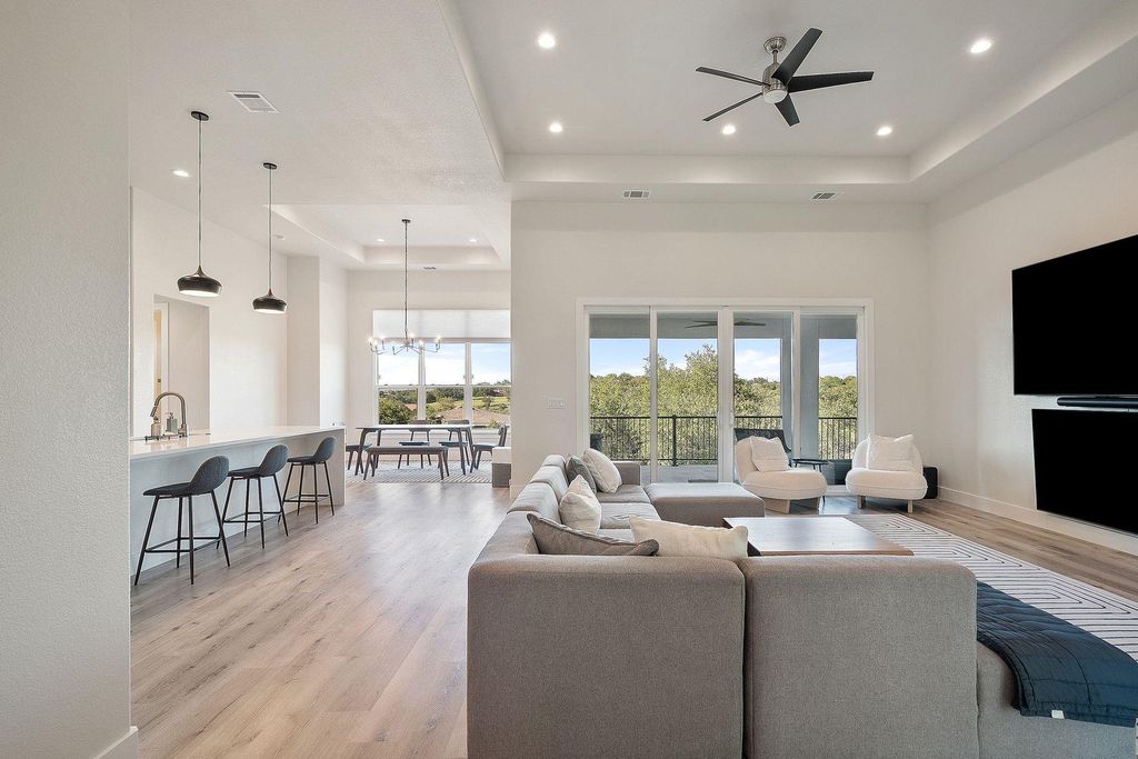 20704 Leaning Oak DR, Lago Vista, TX 78645