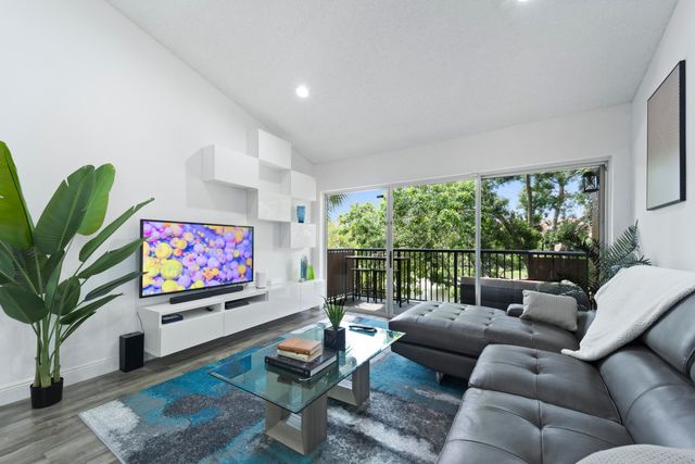 8851 Wiles Road Apt 304, Coral Springs, FL 33067