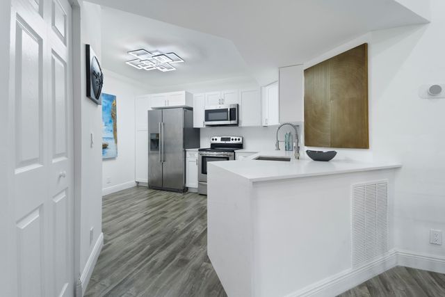 8851 Wiles Road Apt 304, Coral Springs, FL 33067