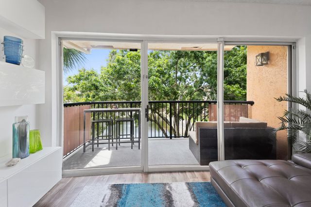 8851 Wiles Road Apt 304, Coral Springs, FL 33067