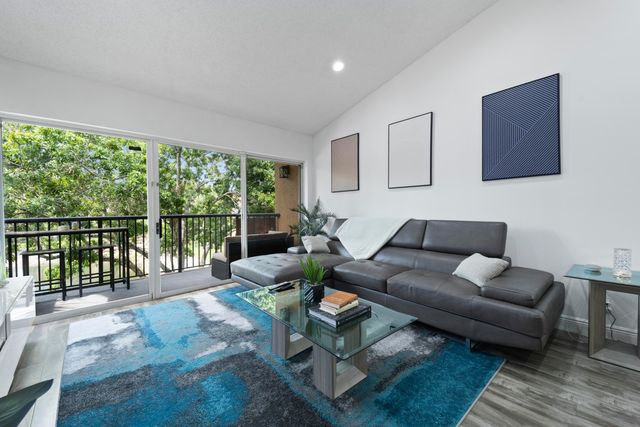 8851 Wiles Road Apt 304, Coral Springs, FL 33067
